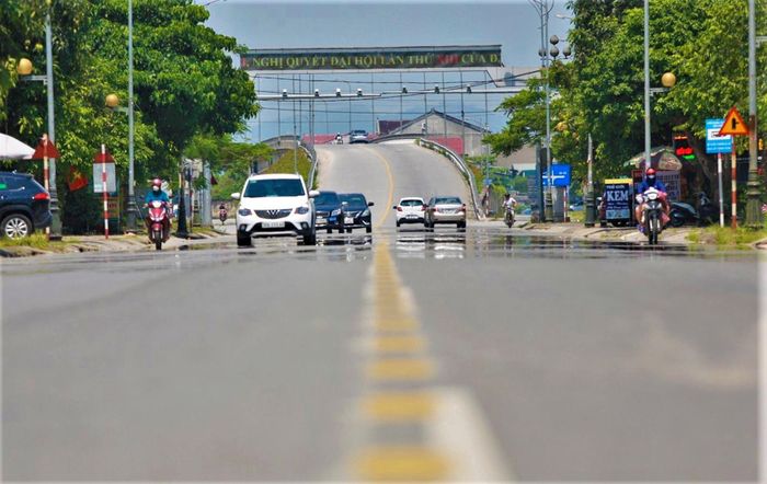  Trên một số tuyến đường ít cây xanh, mặt đường bốc hơi nóng hầm hập, xuất hiện ảo ảnh. 