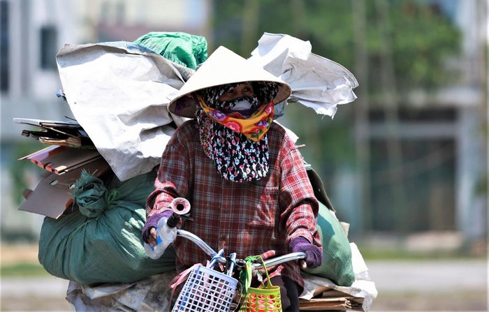  Người lao động bịt kín để chống chọi với nắng nóng. 