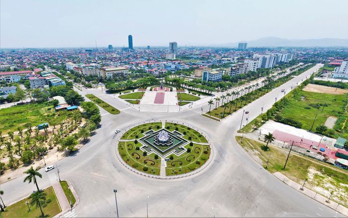  Khu vực vòng xoay trước công viên Trần Phú vắng bóng người qua lại. 