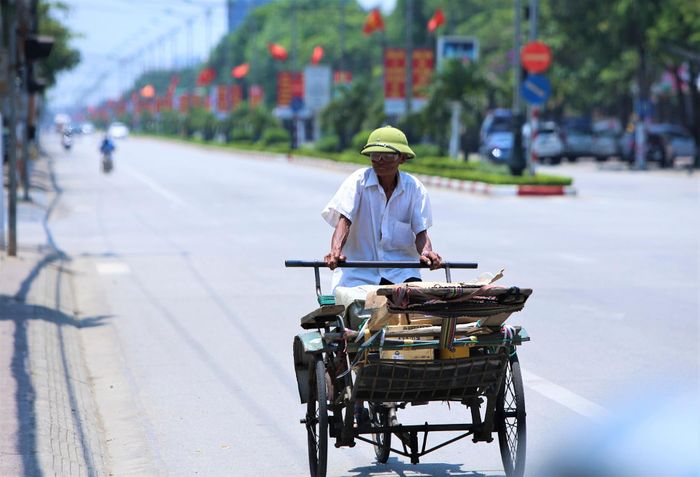  "Cực lắm nhưng phải tranh thủ làm kiếm thêm thu nhập. Hơn 20 năm đạp xe vận chuyển đồ, tôi cũng quen với cái nắng cháy da, cháy thịt đầu mùa song năm nay nắng oi bức hơn", ông Lê Minh (75 tuổi, trú huyện Thạch Hà) bày tỏ. 