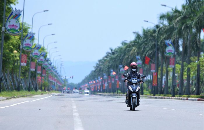  Từ sáng sớm, nắng nóng đã gay gắt, oi bức khiến cuộc sống người dân đảo lộn. Trong ảnh là đại lộ Xô Viết Nghệ Tĩnh chỉ lác đác người đi xe máy và vài ba chiếc ôtô vào giờ cao điểm nắng nóng. 
