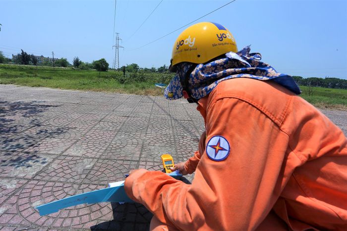  Anh Trương Quang Tâm (Công ty Truyền tải điện Hà Tĩnh) cho biết mùa nắng nóng nên mức truyền tải điện tăng cao, độ chùng dây do thời tiết khắc nghiệt cũng cao hơn nên phải thường xuyên kiểm tra. 