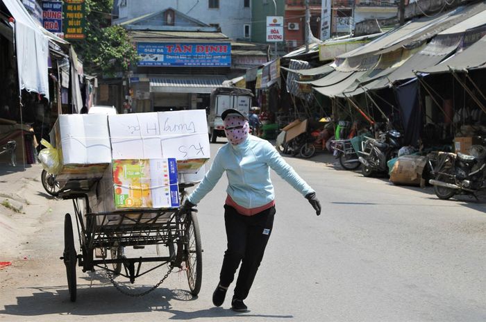  Người lao động oằn mình chống chọi với nắng gắt để mưu sinh. 