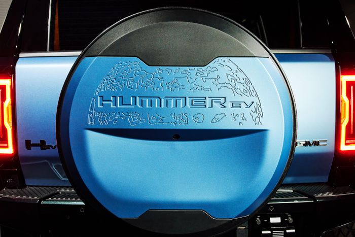  Đối với phiên bản SUV, xe được bổ sung ốp bánh dự phòng cũng được sơn màu xanh Neptune Blue Matte với họa tiết địa hình bề mặt Mặt Trăng. Với phiên bản bán tải, xe được bổ sung thêm hệ thống âm thanh MultiPro của Kicker tại phần thùng sau. 