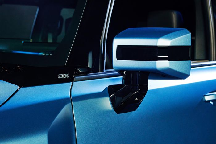  Tùy chọn Omega Edition chỉ khả dụng trên phiên bản Hummer EV 3X Pickup and SUV. Do đó, Hummer EV Omega Edition được trang bị bộ pin điện 20 module trên bản SUV, và 24 module trên bản Pickup. Với 3 động cơ điện, chiếc xe tổng công suất lên đến 1.014 mã lực và quãng đường di chuyển tối đa 563 km cho một chu kỳ sạc. Khi kích hoạt chức năng Watts to Freedom, xe có khả năng tăng tốc 0-97 km/h trong 3,5 giây. 
