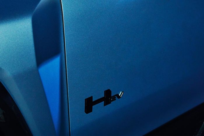  GMC Hummer EV Omega Edition sẽ được trưng bày tại "Hummer House" thuộc khu vực Design District, Miami trong suốt tuần lễ diễn ra chặng đua Miami Grand Prix 2023. Mức giá của phiên bản SUV và bán tải lần lượt là 139.995 USD và 149.995 USD, cao hơn nhiều so với số tiền 110.600 USD đối với phiên bản Hummer EV 3X SUV Edition 1. 