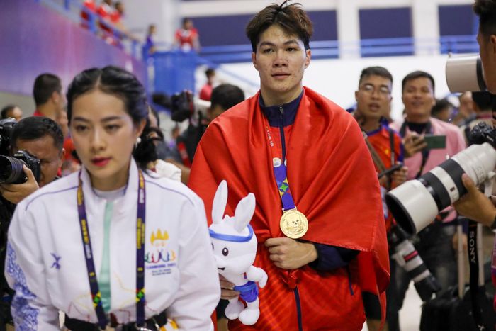  Giới truyền thông đã có mặt tại nhà thi đấu bơi lội nằm trong tổ hợp Morodok Techo để chờ đợi tấm HCV của Hưng Nguyên. 