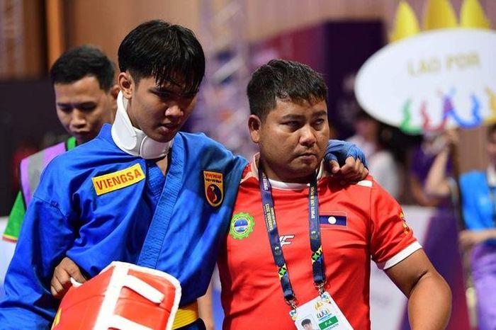 VĐV lào phải băng cổ rời sàn đấu (Ảnh: FBNV)