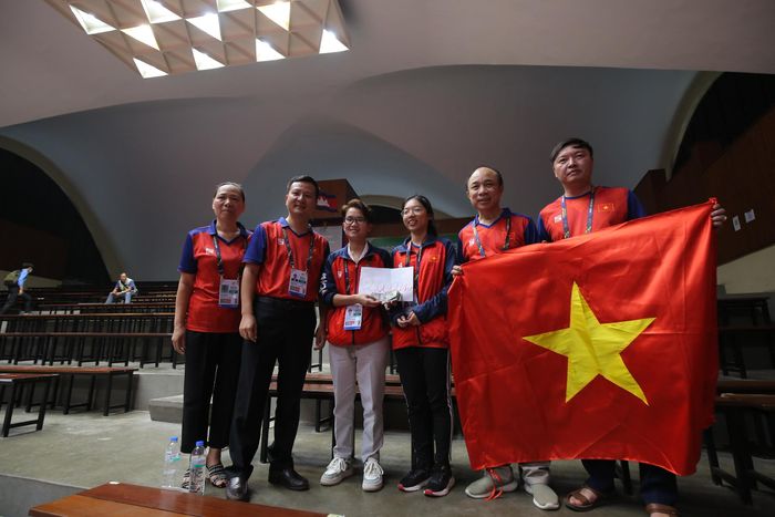 Sau khi giành HCV sớm trước 1 vòng đấu, 2 kỳ thủ cờ Ouk Chaktrang Phương Thảo và Hồng Ân được Chủ tịch Liên đoàn cờ Việt Nam thưởng nóng 2.000 USD. Ảnh: DŨNG PHƯƠNG