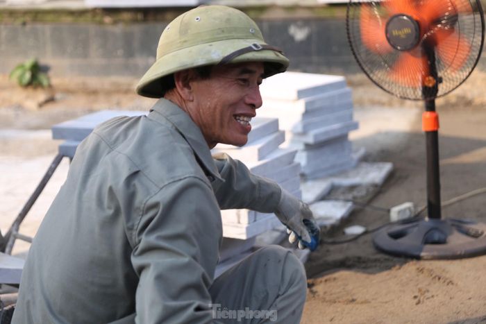 Ngồi trước quạt, người đàn ông này vẫn nhễ nhại mồ hôi.