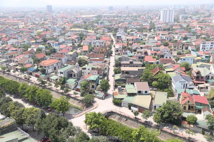 Theo thông tin từ Đài khí tượng thủy văn Bắc Trung bộ, trong ngày 6/5, toàn tỉnh Nghệ An xảy ra nắng nóng và nắng nóng gay gắt, nhiệt độ cao nhất là 39 độ C, có nơi lên tới gần 42 độ C như Tương Dương, Quỳ Hợp...