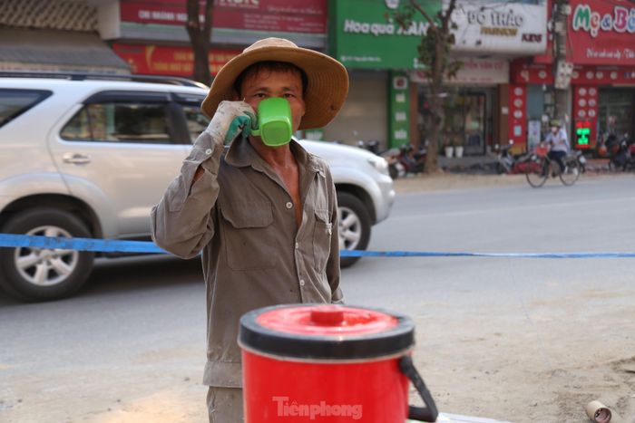 Thợ xây phải liên tục uống nước chống mất sức.
