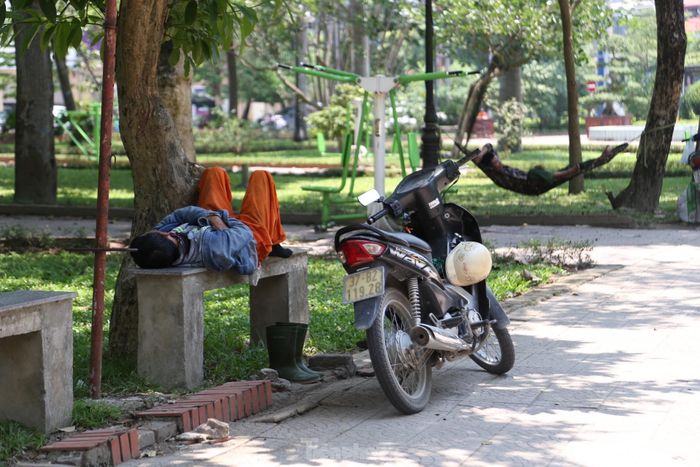 Nắng nóng gay gắt được dự báo kéo dài đến hết ngày 7/5. Người dân được khuyến cáo cần che chắn cẩn thận, hạn chế ra ngoài trong thời gian từ 11h đến 13h, là thời điểm mặt trời thiêu đốt, nhiệt độ cao nhất trong ngày. Trong ảnh, người lao động tìm các bóng cây để ngủ trưa.