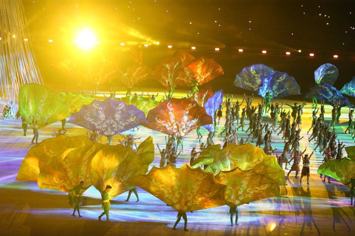 Các phần nghệ thuật của lễ khai mạc SEA Games 32 rực rỡ sắc màu với sự hỗ trợ của công nghệ trình diễn ánh sáng và pháo hoa.