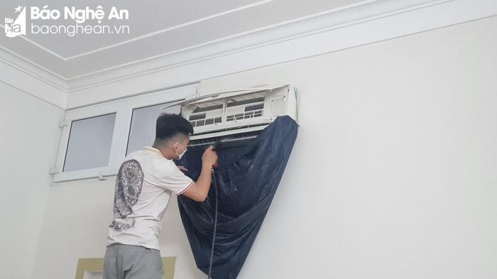 Công việc bảo dưỡng máy điều hòa không khí đòi hỏi sự cẩn thận, tỉ mỉ. Ảnh: HT