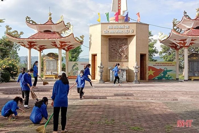Đoàn Thanh niên xã Cẩm Quan dọn vệ sinh tại khu vực tượng đài liệt sỹ Phan Đình Giót.