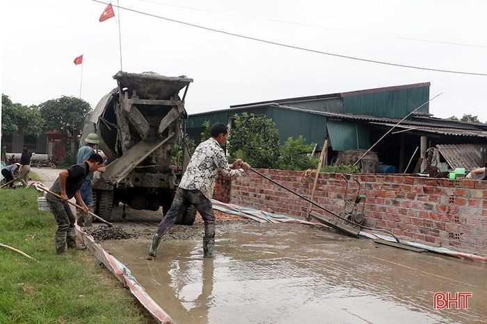 Người dân thôn Vĩnh Phú góp thêm tiền mở rộng đường 6-7m.