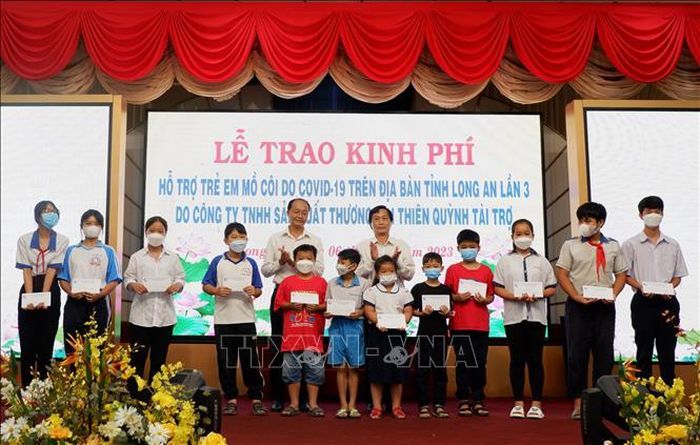 Đại diện lãnh đạo sở, ngành trao hỗ trợ kinh phí cho trẻ em mồ côi do COVID-19.