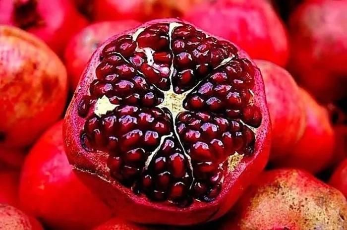 Lựu: Nghiên cứu cũng chỉ ra rằng có một hợp chất gọi là urolithin ATrusted Source, được tạo ra khi hạt lựu tương tác với vi khuẩn trong đường ruột, có thể làm trẻ hóa ty thể. Nó còn được xem là có khả năng đảo ngược quá trình lão hóa cơ bắp. Ảnh minh họa