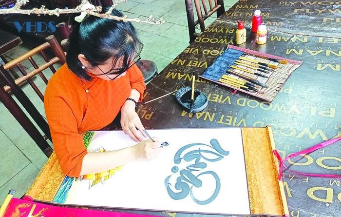 Bạn trẻ học viết thư pháp tại Câu lạc bộ thư pháp Thanh Hoa.
