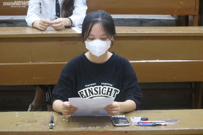 Đúng 6h30, thí sinh được gọi vào phòng thi. Để đảm bảo phòng chống COVID-19, nhà trường yêu cầu thí sinh giữ khoảng cách và đeo khẩu trang suốt quá trình thi. Hồi hộp đợi thời gian phát đền, em Phùng Nguyễn Bảo Châu, học sinh Trường THPT Sáng Sơn 2 (Vĩnh Phúc) cho biết, kỳ thi này, Châu dự thi môn Ngữ văn và Lịch sử với nguyện vọng vào khoa Sư phạm Ngữ văn của trường. "Để tham gia kỳ thi này, em phải viết đơn xin nhà trường tạm lùi lịch thi môn cuối cùng của kỳ thi khảo sát chất lượng lớp 12 mà Sở GD&amp;ĐT Vĩnh Phúc đang tổ chức", nữ sinh nói. Châu tham gia các khóa học thêm bên ngoài về môn Lịch sử và “cày” thêm đề thi đánh giá năng lực của Đại học Quốc gia Hà Nội. Lần đầu tiên tham gia kỳ thi lớn như thế này nên nữ sinh năm 2005 khá hồi hộp, cả đêm trước khi thi không ngủ được