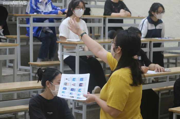 Theo Hiệu trưởng trường Đại học Sư phạm Hà Nội, đầu tháng 6 tới, nhà trường sẽ công bố kết quả kỳ thi đánh giá năng lực. Theo đó, đơn vị này sử dụng đội ngũ chấm thi là giảng viên của 23 khoa đào tạo và giáo viên của 3 trường THPT trực thuộc. Đội ngũ cán bộ chấm thi có kinh nghiệm nhiều năm chấm thi học sinh giỏi các cấp, chấm thi tốt nghiệp THPT, chấm thi tuyển sinh đại học và đánh giá năng lực tiếng Anh, tiếng Việt. Trong đó, nhiều cán bộ, giảng viên đã tham gia chấm thi học sinh giỏi quốc tế (Olympic Toán, Sinh học, Hóa học, Vật lý).