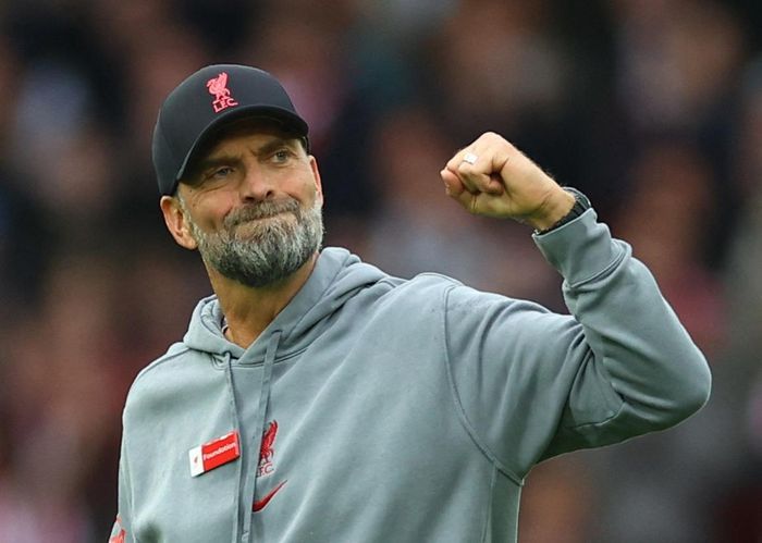  Chiến thắng thứ 6 liên tiếp tại Premier League giúp Liverpool thu hẹp khoảng cách với Man United xuống còn 1 điểm. Tuy nhiên, thầy trò HLV Jurgen Klopp đã chơi nhiều hơn đối thủ hai trận. Rạng sáng mai (8/5), MU sẽ đụng độ West Ham trên sân khách. 