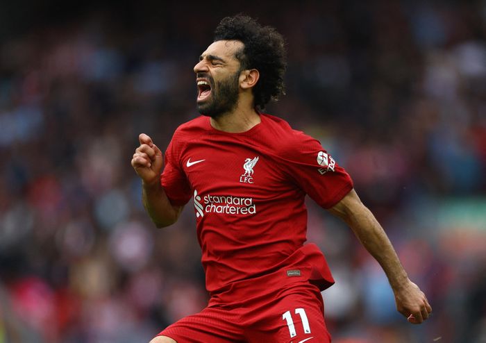  Salah ăn mừng đầy cảm xúc khi trở thành cầu thủ đầu tiên trong lịch sử Liverpool ghi bàn trong 9 trận liên tiếp tại Anfield. Chưa dừng ở đó, "Vua Ai Cập" còn chạm mốc 100 bàn trên sân nhà của "The Kop", đồng thời cân bằng thành tích ghi bàn cho Liverpool trong cả sự nghiệp của Steven Gerrard (186 bàn). 
