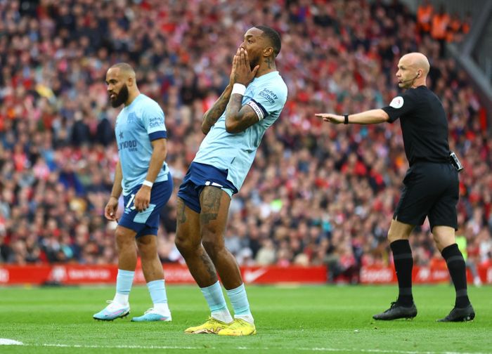  Brentford vùng lên mạnh mẽ và làm tung mành lưới "The Kop" ở phút 40 sau pha đột phá và dứt điểm đầy dũng mãnh của Bryan Mbeumo. Tuy nhiên, bàn thắng của "Bầy ong" lại không được công nhận vì lỗi việt vị. 