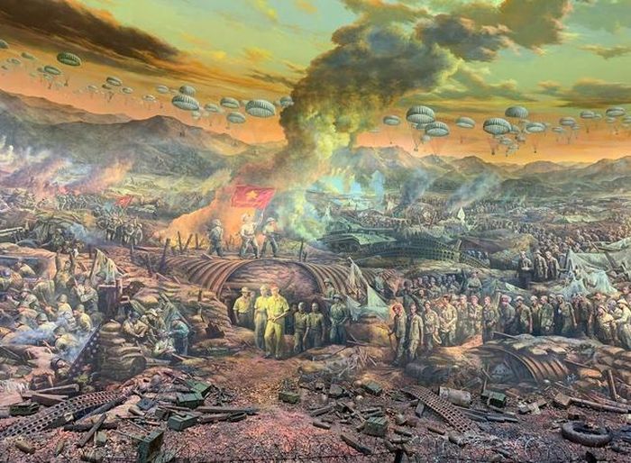 Phân khúc quân đội Việt Nam kéo cờ chiến thắng trên nóc hầm tướng De Castrie ngày 7/5/1954 trong bức tranh tường tại Bảo tàng Chiến thắng lịch sử Ðiện Biên, thành phố Điện Biên - Ảnh: VGP/Xuân Hồng