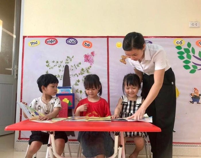 Cô giáo Đinh Thị Nhài đã có 11 năm gắn bó với các điểm trường vùng cao và học sinh người dân tộc thiểu số.