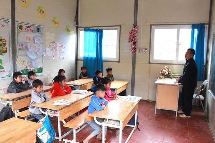 Điểm trường Lũng Hoài nằm trên ngọn núi cao hẻo lánh, nơi có điều kiện kinh tế xã hội đặc biệt khó khăn.