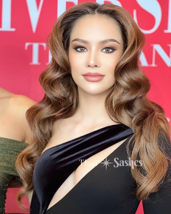 Hoa hậu Hoàn vũ Thái Lan 2022 Anna Sueangam-iam tại buổi họp báo. Cô diện váy cut-out. Anna Sueangam-iam đại diện Thái Lan tham dự Hoa hậu Hoàn vũ 2022 nhưng không giành thành tích.
