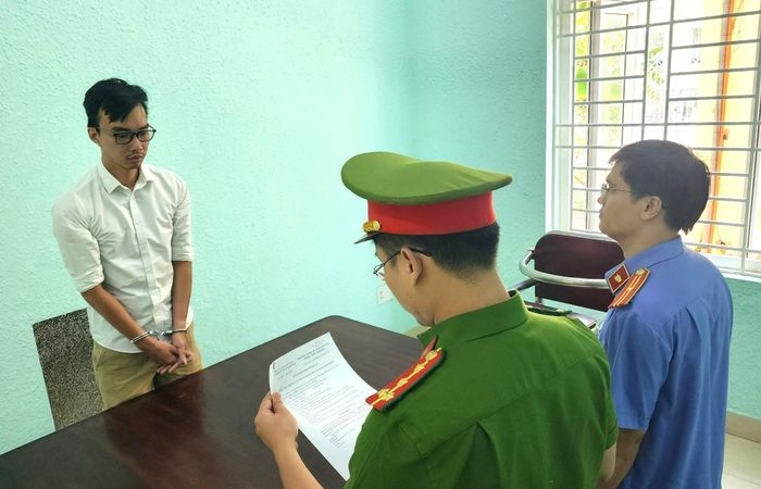 Công an tống đạt các quyết định đối với Bùi Quang Thoại