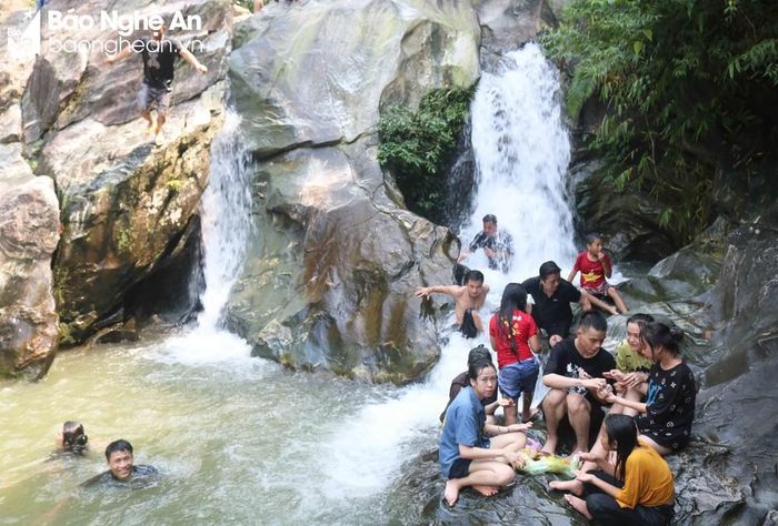 Người dân về thác Liếp ở xã Thanh Sơn (Thanh Chương) tắm giải nhiệt. Ảnh: Huy Thư