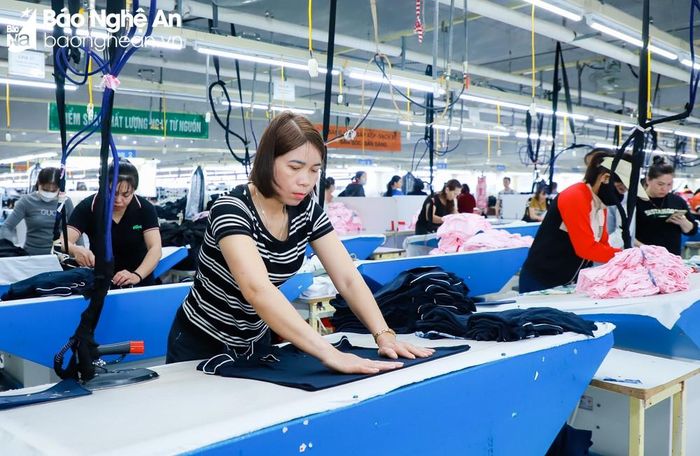 Công nhân làm việc tại một công ty may ở thị xã Thái Hòa. Ảnh: Thành Duy