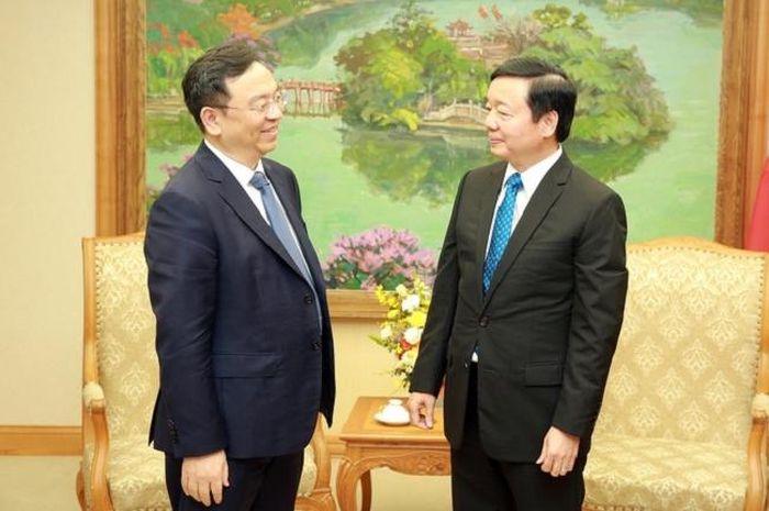 Phó thủ tướng Trần Hồng Hà trao đổi với ông Vương Truyền Phúc, Chủ tịch BYD. Ảnh: VGP/Minh Khôi