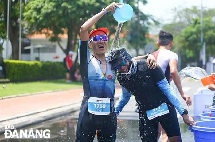 Các vận động viên tiếp nước trong lúc chạy bộ. 
