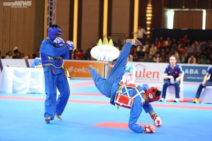  Thanh Liêm không ngần ngại tung ra những động tác rất khó để làm bất ngờ đối thủ.