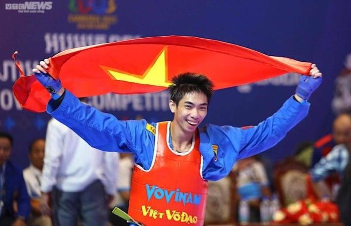 Thanh Liêm như quên hết mỏi mệt khi có được tấm huy chương vàng.