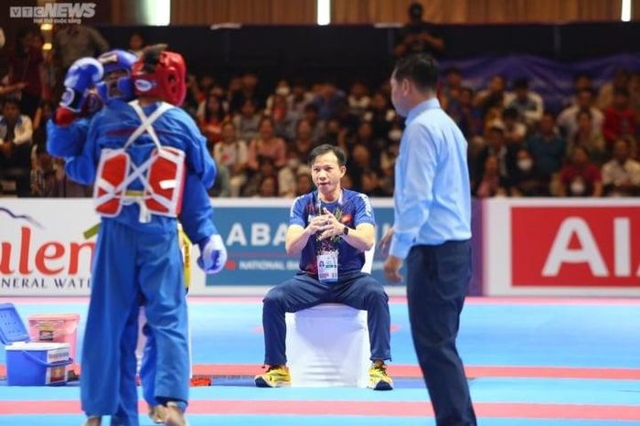 Bên ngoài thảm đấu, HLV của đội tuyển vovinam Việt Nam liên tục truyền động lực, cổ vũ tinh thần và điều chỉnh chuyên môn để giúp học trò có được vinh quang.