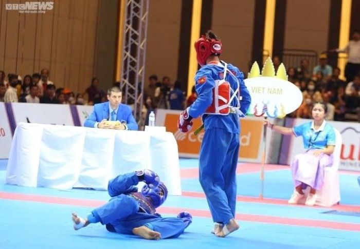  VĐV Việt Nam liên tục đánh ngã đối thủ và giành điểm. 