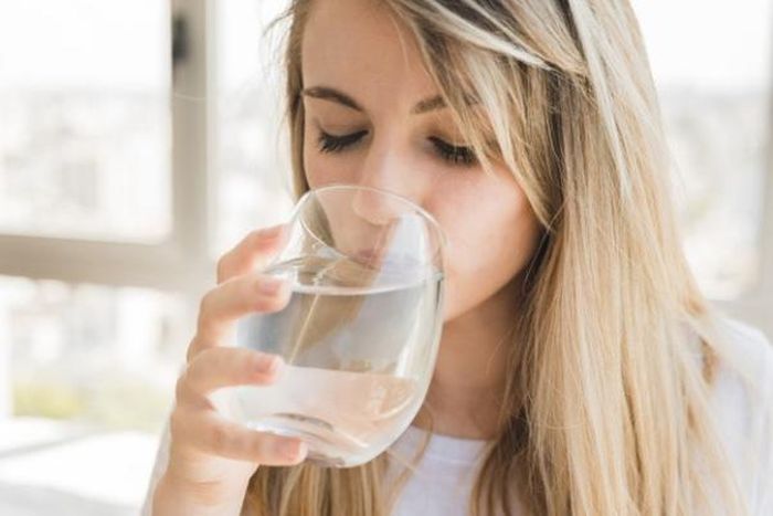 Trọng lượng, các chỉ số BMI, vòng eo và lượng mỡ trong cơ thể đều cải thiện tích cực khi duy trì thói quen uống nhiều nước mỗi ngày.