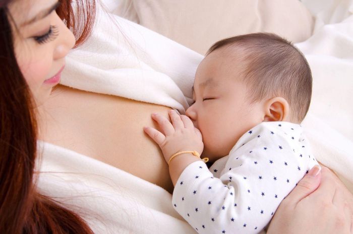 Trẻ dưới 6 tháng tuổi bú sữa mẹ không cần bổ sung nước vì sữa mẹ đã cung cấp đủ lượng nước cần thiết cho bé. Ảnh: Parents.