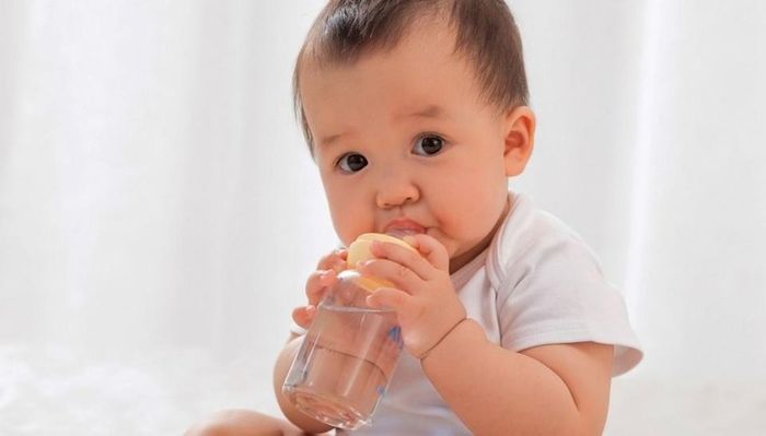 Việc uống nước đúng thời điểm có thể giúp bổ sung chất lỏng đầy đủ cho trẻ sơ sinh. Ảnh: Huckleberry.