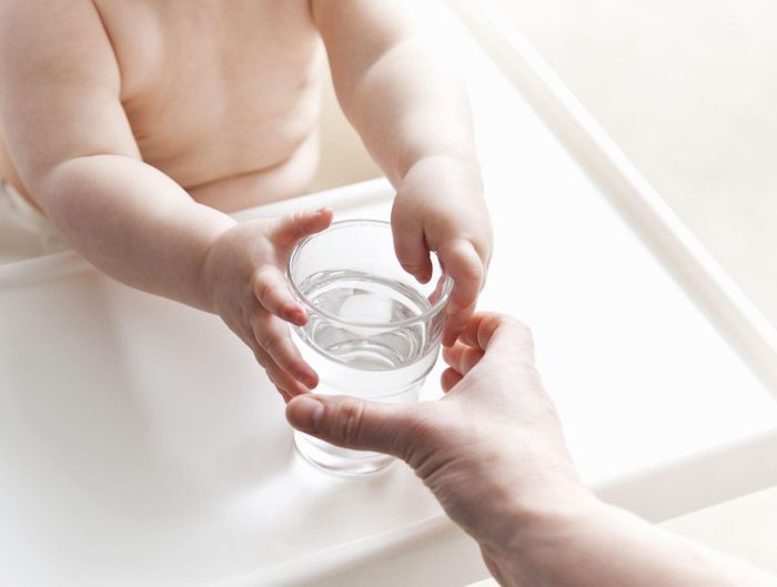 Trẻ nên bắt đầu uống nước vào thời điểm làm quen với thức ăn đặc. Ảnh: Verywellfamily.