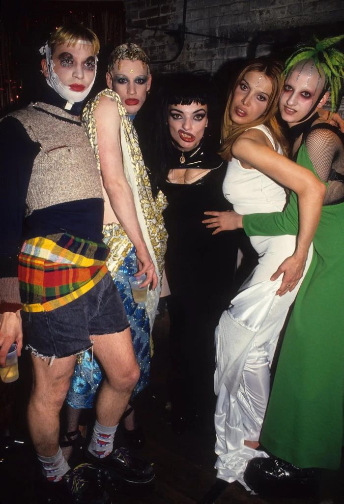 Madonna (trái) và nhóm Club Kids tham dự tiệc ở quán bar của Gatien. 