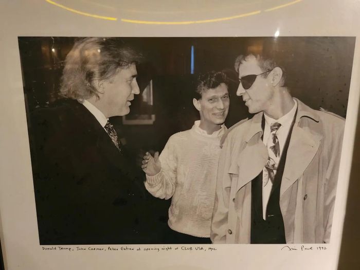  Peter Gatien chụp bên cạnh Donald Trump (trái). 