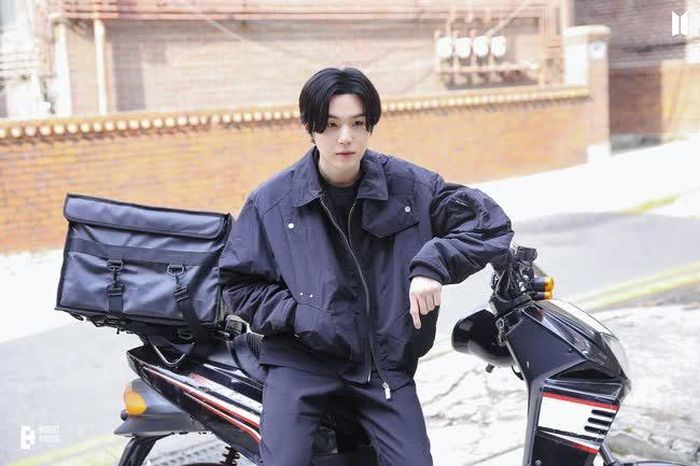 Xuất thân khó khăn, từng phải đi giao hàng để trang trải sinh hoạt, mang tới cho Suga nhiều vốn sống quý giá