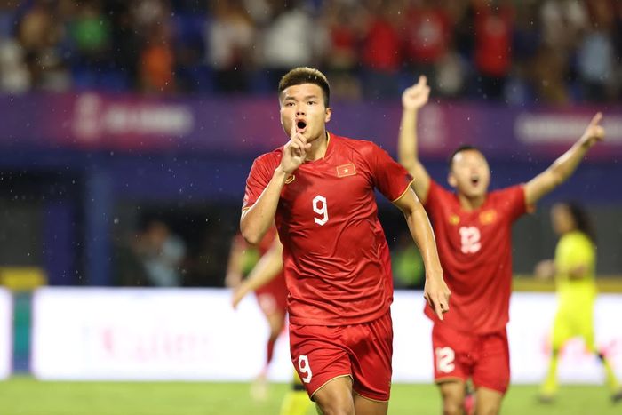 Trong 2 trận đấu trước với U22 Lào và U22 Singapore, tiền đạo sinh năm 2001 cũng đều là người ghi bàn thắng đầu tiên của trận đấu. Ảnh: Hoàng Linh